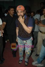  Aamir Khan snapped in funny kiddy pants post ad shoot in Filmistan on 18th March 2011 (16).JPG